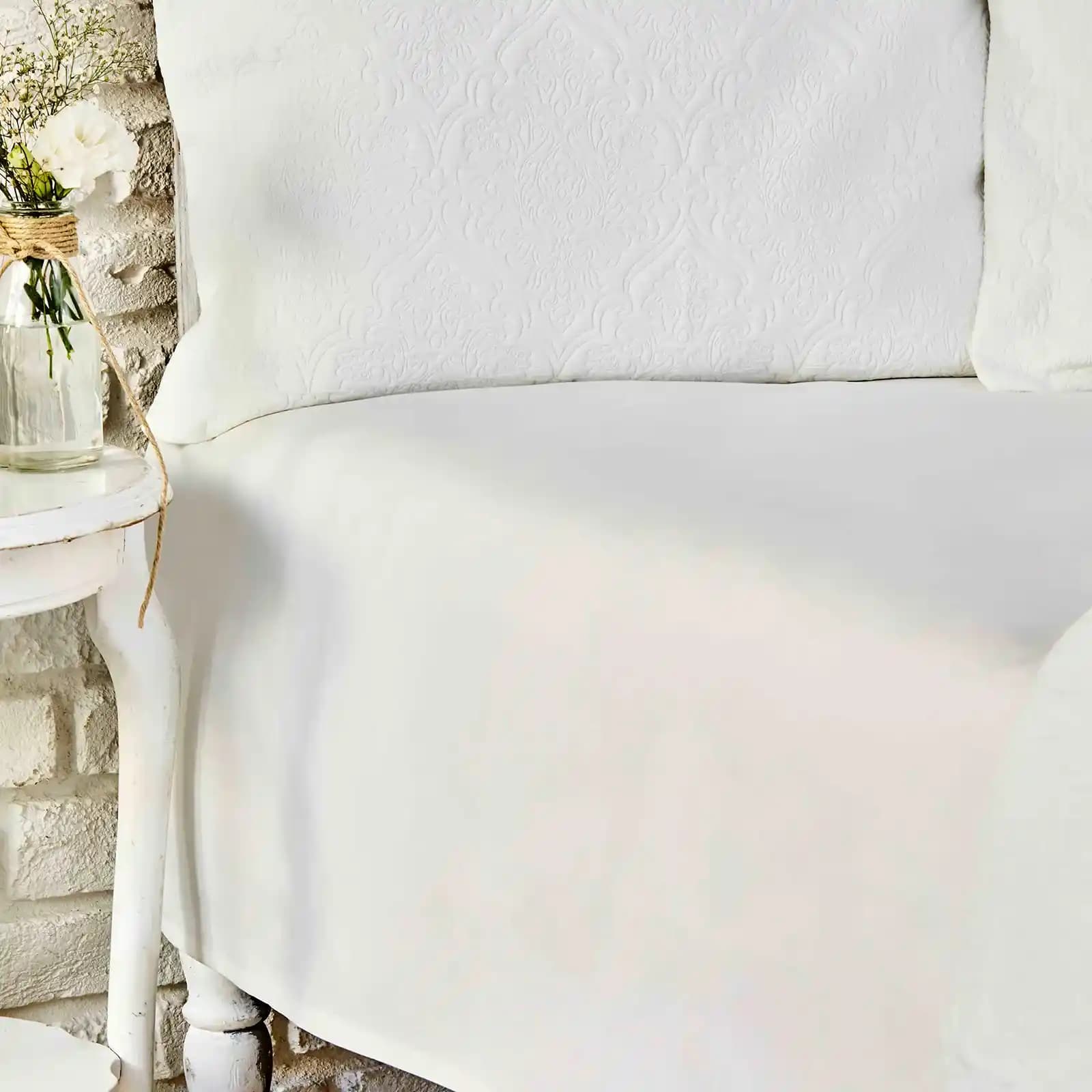 Beyaz Çarşaf ile Dekorasyonda Zarif ve Şık Mekânlar Yaratmanın Yolları