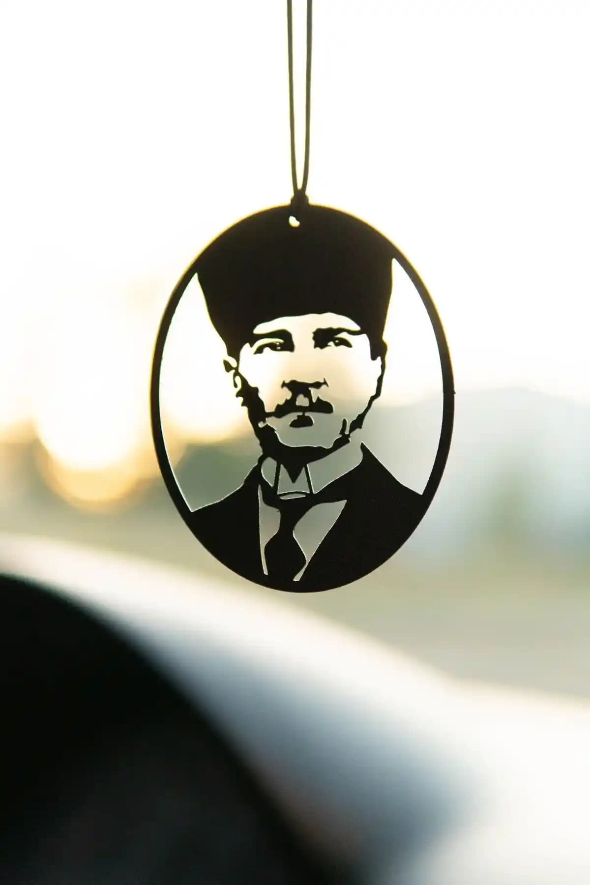 Metal Mustafa Kemal Atatürk Dikiz Aynası Süsü - Dayanıklı ve Şık Araba Aksesuarı